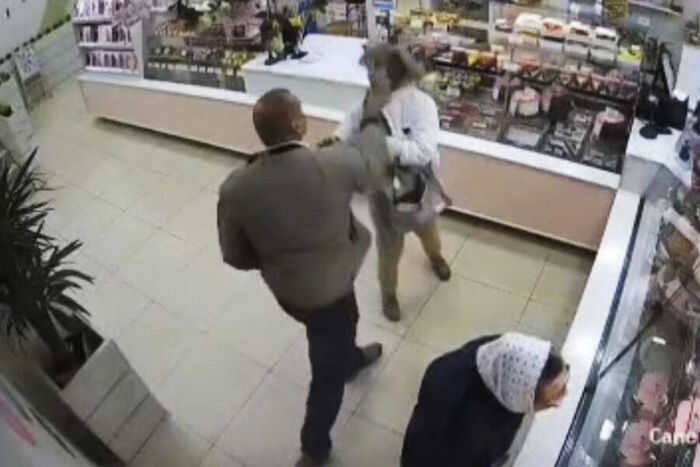 На Алтае мужчина напал на женщину в магазине из-за кашля