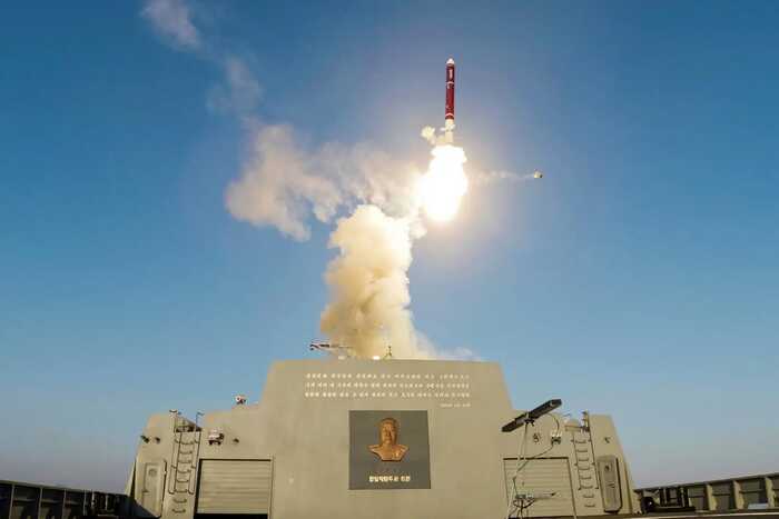 Северная Корея тестирует новые ракеты и артиллерию на эсминце Choe Hyon