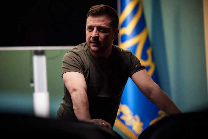 Президент Украины Владимир Зеленский ответил Путину на вопрос журналиста коротко и уверенно: «Я тут!»