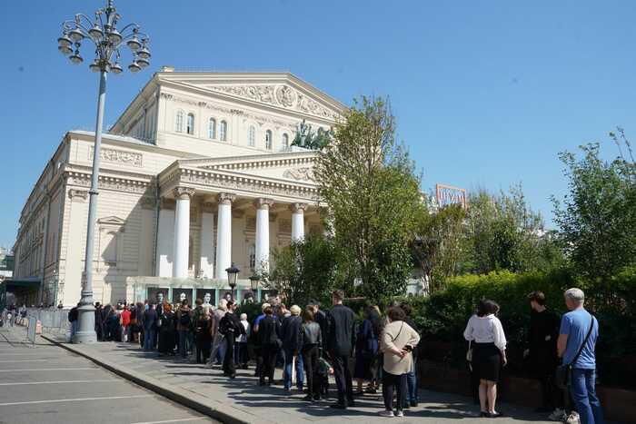 Сотни людей пришли проститься с Юрием Григоровичем в Большом театре Москвы