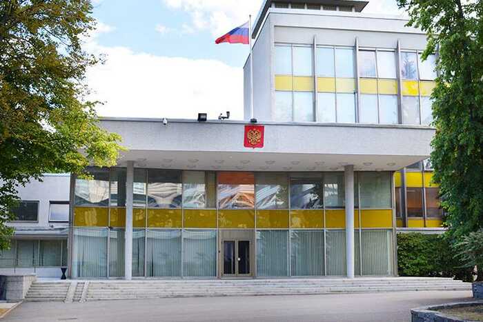 Беспилотник сбросил емкость с краской у входа в российское посольство в Швеции