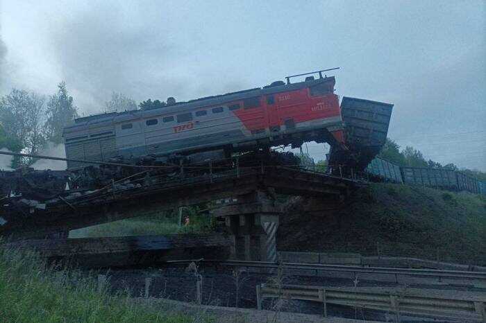 Грузовой локомотив обрушил мост на трассе Тросна–Калиновка в Курской области
