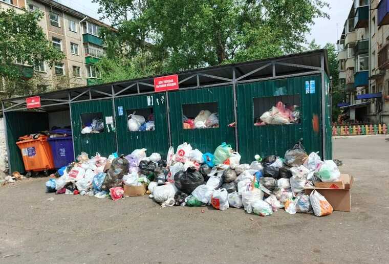 В Чите не вывозят мусор из-за ухода водителей на СВО