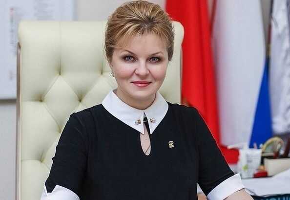 Экс-глава Клина Алена Сокольская покинула Россию, но получила прикрытие от покровителей из окружения Чайки и Козлова