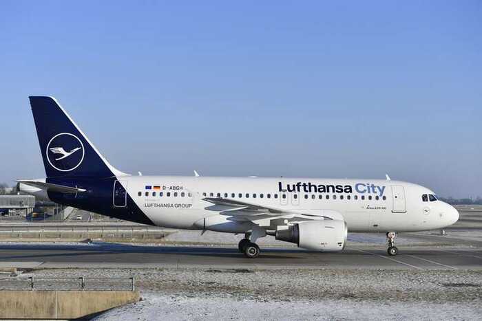 Самолет Lufthansa 10 минут оставался без управления после потери сознания пилота