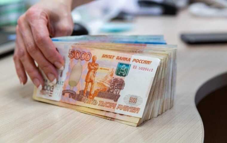Рост зарплат в России замедлился вдвое на фоне экономического спада